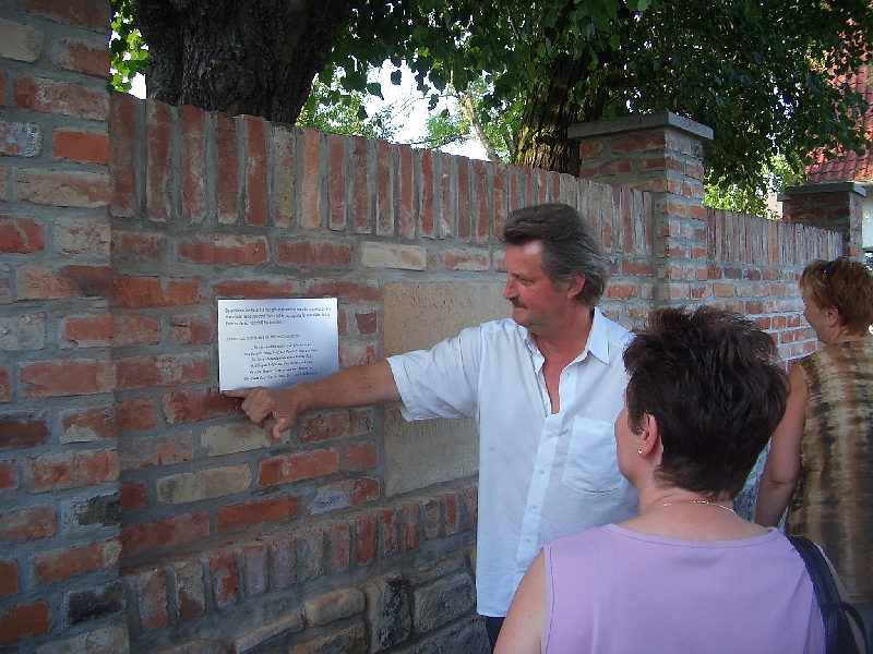 2006-07-20_Einweihung Gedenktafel an Pfarrhausmauer_01.jpg